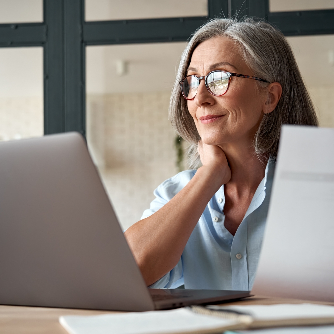 Agent helping couple
